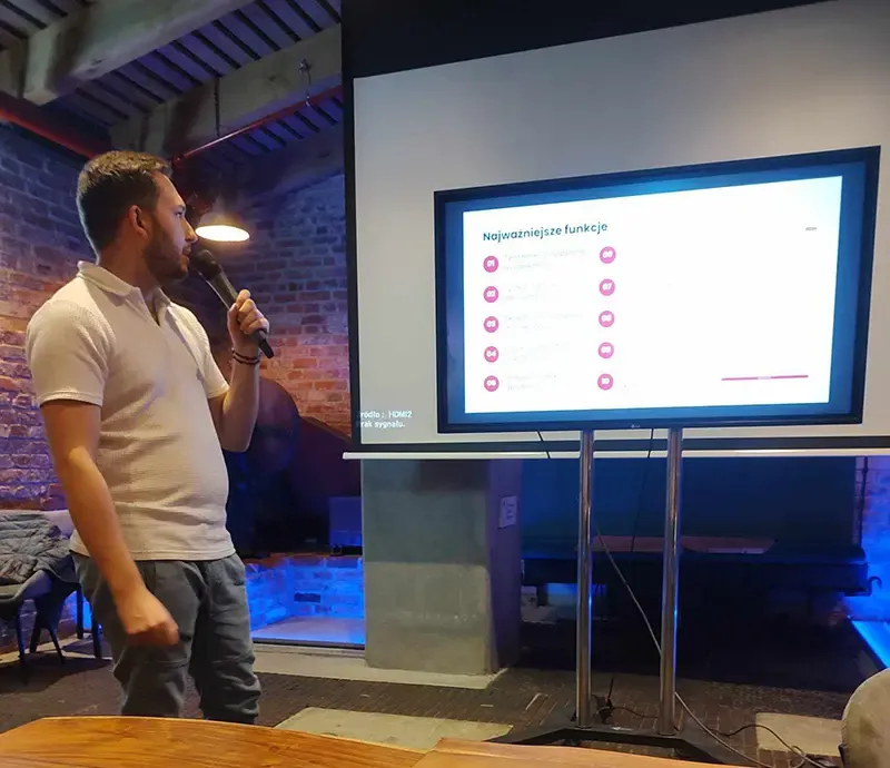 Damian Grygierek prezentuje projekt Polskie Targi podczas Bubble Meetup Poland w Warszawie