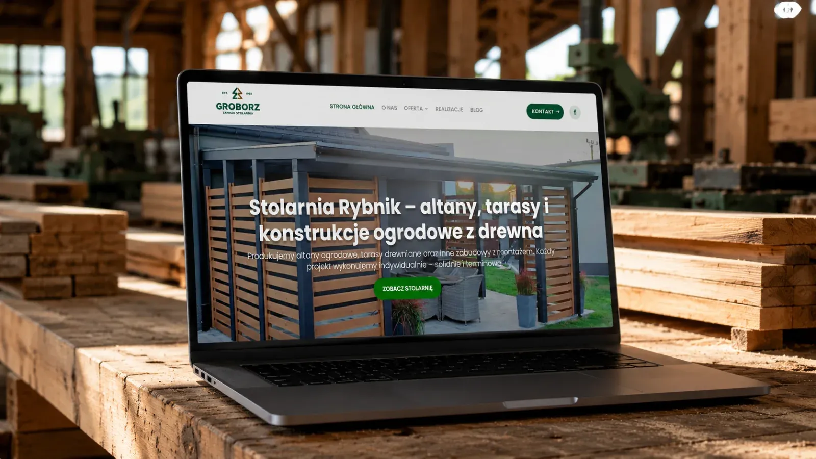 Strona internetowa GROBORZ Tartak Stolarnia pokazana na laptopie w tartaku