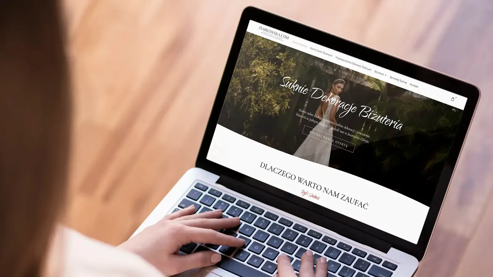 Strona internetowa Ziarkowska.com pokazana na laptopie