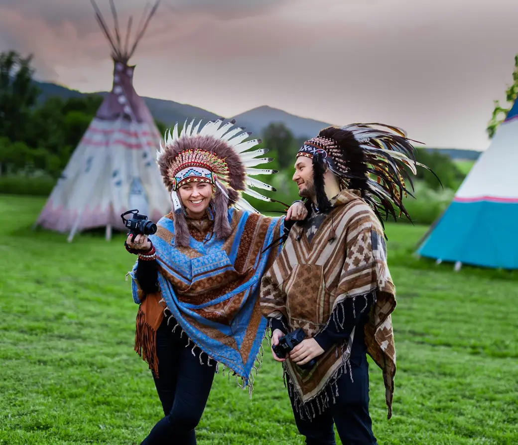 Damian z mamą w indiańskich strojach podczas nagrywania teledysku ślubnego w wiosce indiańskiej