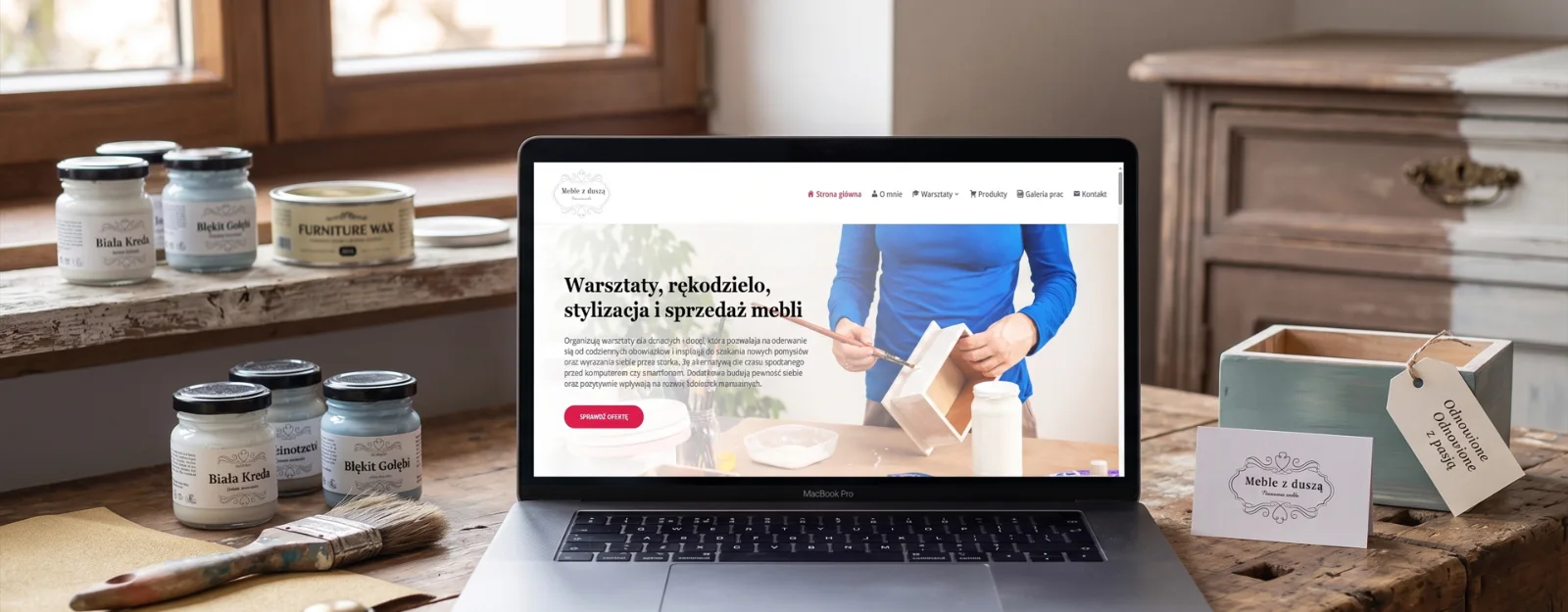 Strona internetowa Meble z duszą z Rybnika wyświetlona na laptopie w pracowni odnawiania mebli.